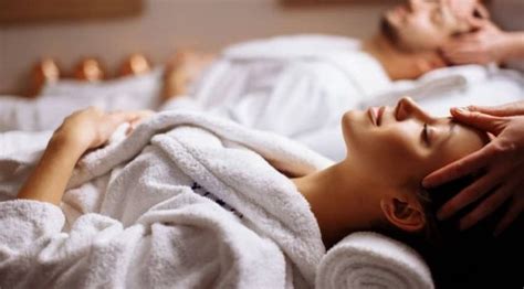 Massage sensuel complet du corps Escorte Mol